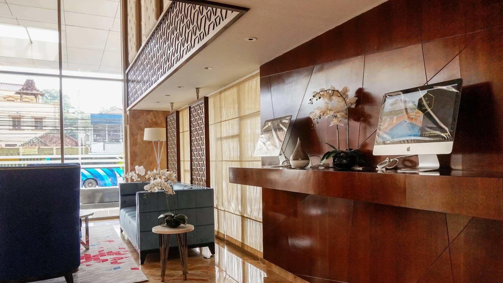 Louis Kienne Hotel Pandanaran Semarang Esterno foto