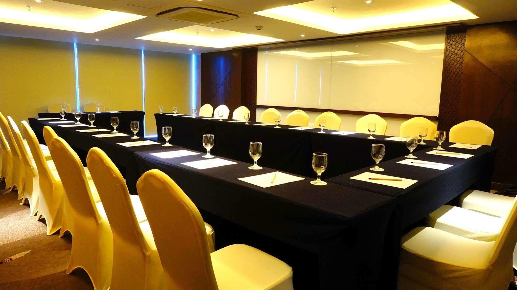 Louis Kienne Hotel Pandanaran Semarang Esterno foto