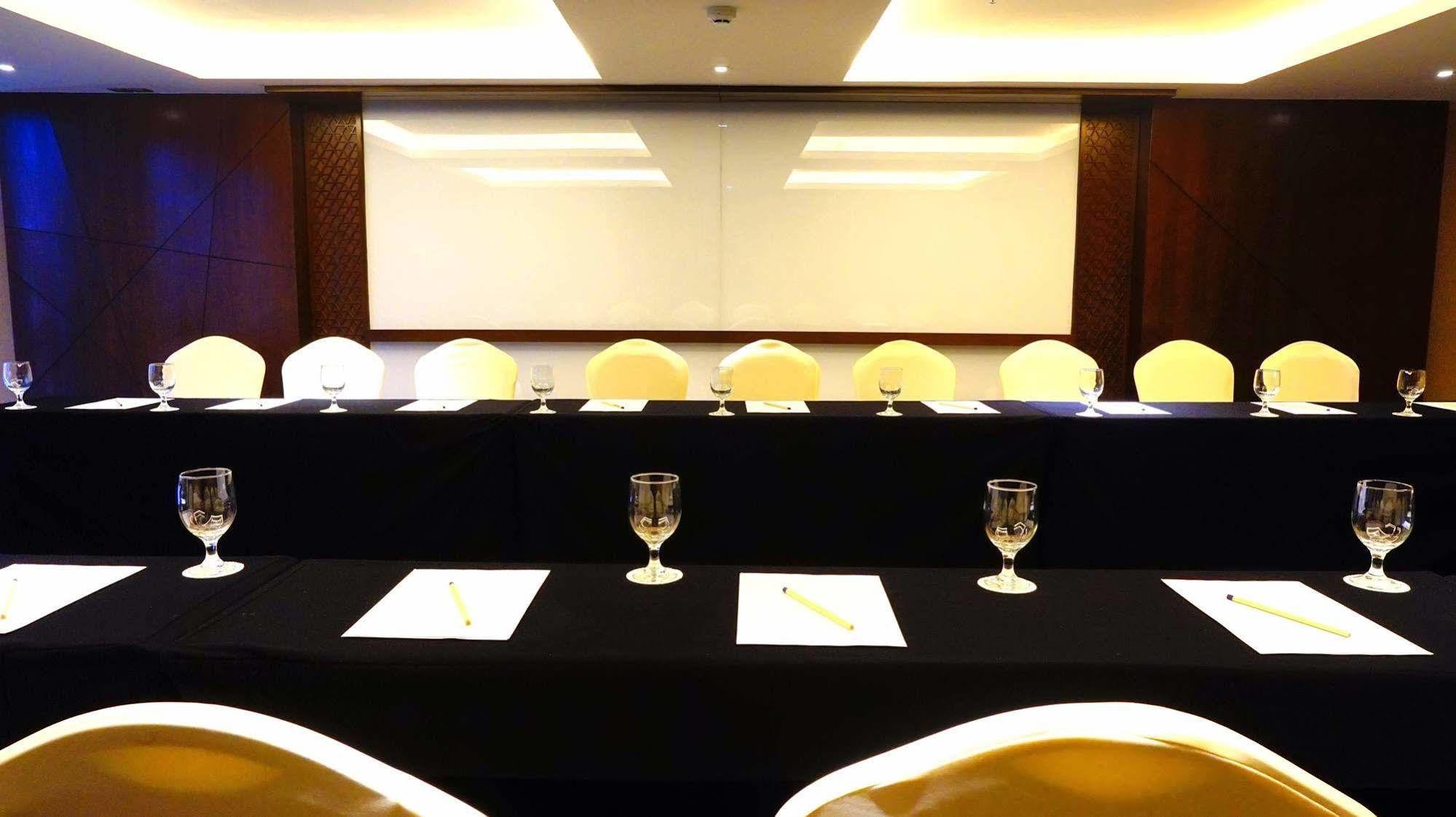 Louis Kienne Hotel Pandanaran Semarang Esterno foto