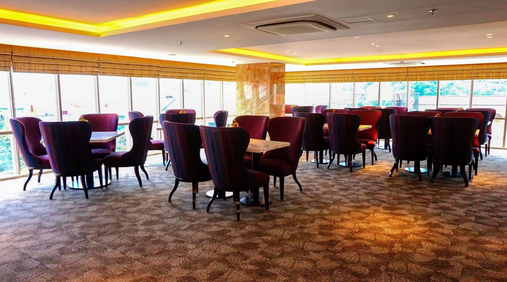 Louis Kienne Hotel Pandanaran Semarang Esterno foto