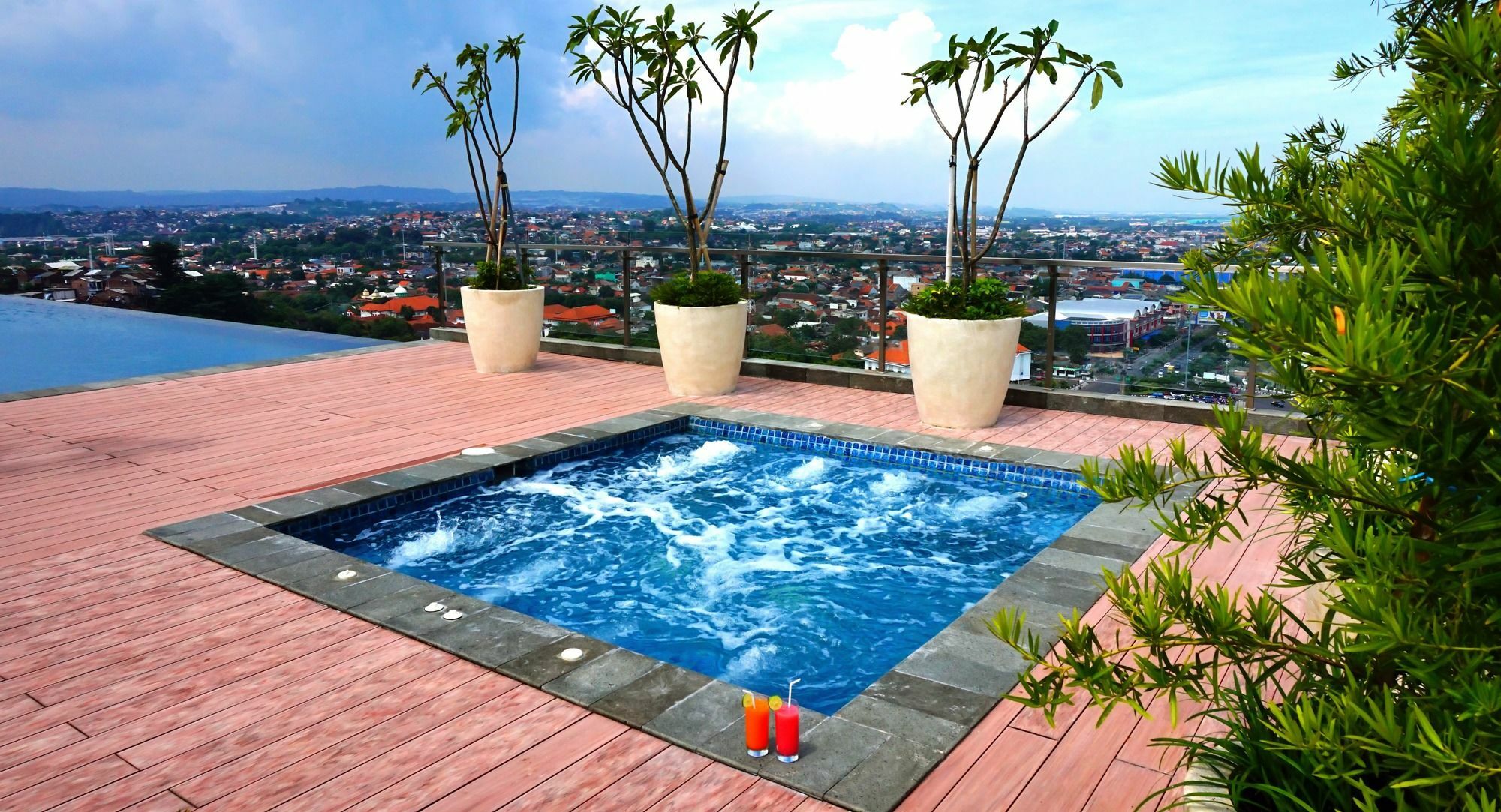 Louis Kienne Hotel Pandanaran Semarang Esterno foto